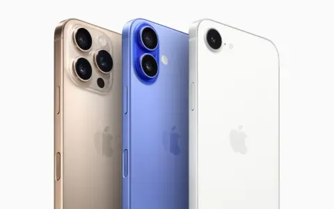 Tre iPhones i olika färger: guld, blå och vit. Dessa eleganta enheter, som visar var tillverkas iPhone, är redo att fånga dina ögonblick.