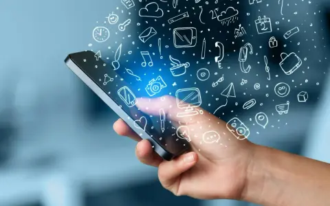 En hand håller en mobil med en mängd ikoner som svävar ut, som ett digitalt måttband i mobilen som mäter allt från väder till kommunikation.