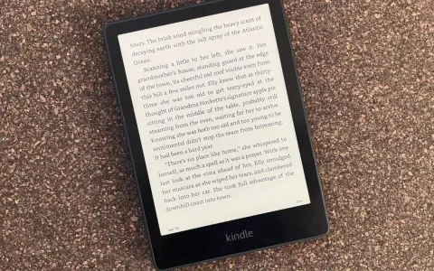 En Kindle-läsare visar en boktext om en resa. Perfekt för att njuta av Kindle Unlimited Sverige var du än är.