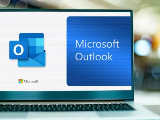 En laptop visar Microsoft Outlook-logotypen och texten "Microsoft Outlook". En ny outlook för din digitala kommunikation.