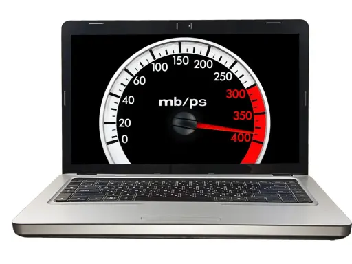 Laptop med hastighetsmätare som visar hög uppkoppling. För snabb uppstart av program i Windows 10.