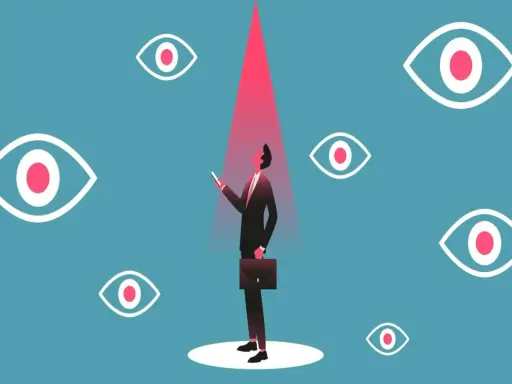 Affärsman i spotlight omgiven av ögon. En visuell representation av hur man kan ta bort spionprogram från Android.