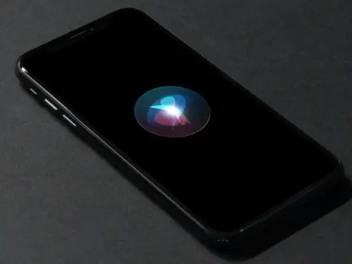 En iPhone med Siri-ikonen lyser på den svarta skärmen. Perfekt för att starta Siri med ett röstkommando.