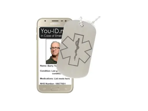 En mobiltelefon visar ett medicinskt id med bild och information. Ett ID-bricka med livets stjärna hänger bredvid.