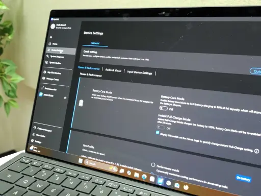 I en laptop visas inställningar för batterivård och fläktprofiler i kontrollpanelen Windows 10.