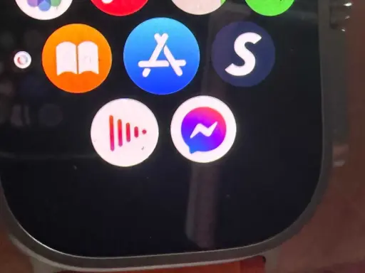 Messenger-ikonen på en Apple Watch, redo att skicka meddelanden.