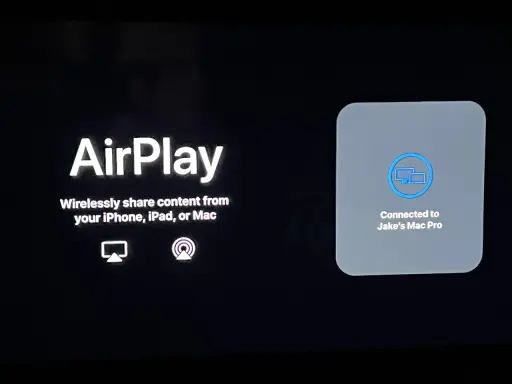 AirPlay-ikonen visas, men det verkar som att airplay funkar inte. Enheten är ansluten till Jake's Mac Pro.