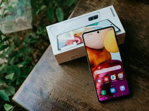 Ny Samsung-mobil med kartapp öppen, redo för att hitta vägen med gps i mobilen. Bredvid ligger kartongen.