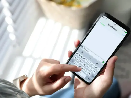 En person skriver "I love you" på mobilen. Kanske dags att återkalla sms:et?