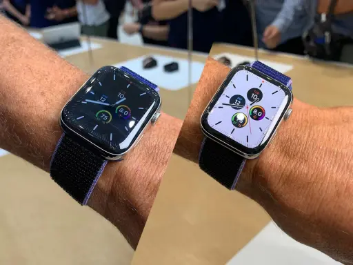 Två Apple Watch med snygga urtavlor som visar tid, datum och hälsodata. En med mörk urtavla, den andra med ljus.