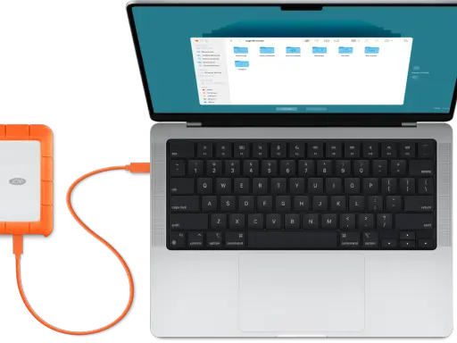 En orange extern hårddisk är ansluten till en MacBook. Perfekt för att backup mac.