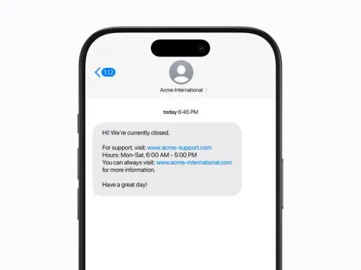 En mobil som visar ett SMS från Acme International. SMS:et informerar om att de är stängda och hänvisar till deras webbplatser. Perfekt för att skicka gratis SMS från mobilen.
