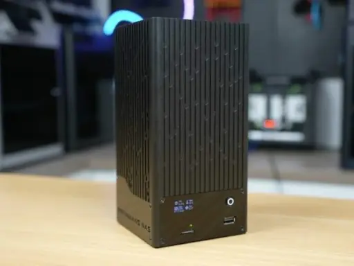 Svart, vertikalt fläktat chassi för en Raspberry Pi NAS med en liten display och USB-portar på framsidan.