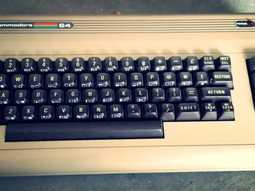 En Commodore 64-dator, perfekt för gamla spel på datorn.