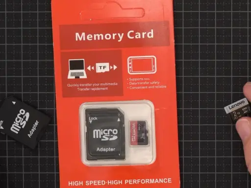 Minneskort med adapter och ett litet minneskort märkt "Lenovo 2TB". Kan detta vara en fyndiq bluff?