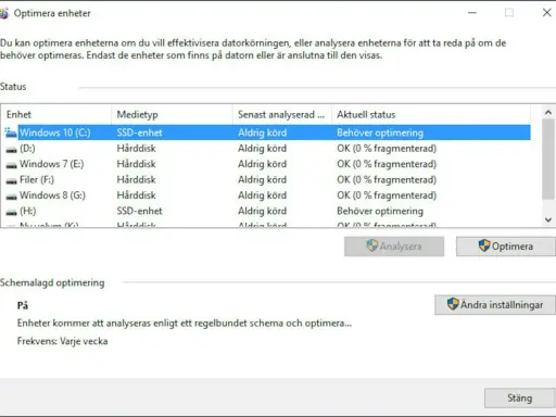Optimera enheter-fönstret visar att din SSD-enhet behöver optimeras. Schemalagd optimering är på, med analys varje vecka.