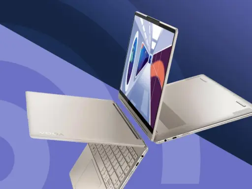 Två silverfärgade laptops, en öppen med skärmen uppåt och en stängd, med tangentbordet synligt. Perfekt för att köra senaste Windows.