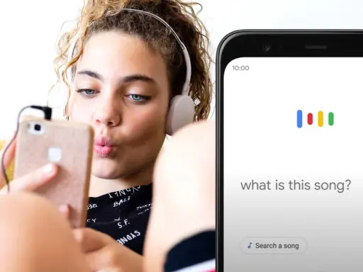 En tjej med hörlurar nynnar en låt och använder sin telefon för att hitta den.