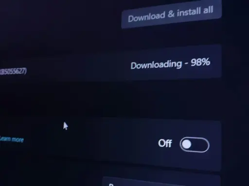 Nedladdning av Windows 11 uppdatering nästan klar, 98%.