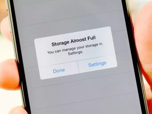 Varning på en iPhone: "Lagringsutrymme nästan fullt". Du kan hantera ditt lagringsutrymme i Inställningar.
