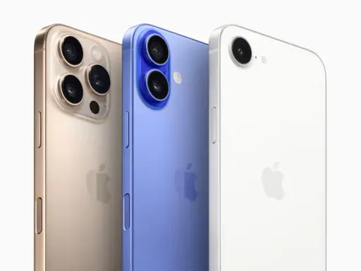 Tre iPhones i olika färger: guld, blå och vit. Dessa eleganta enheter, som visar var tillverkas iPhone, är redo att fånga dina ögonblick.