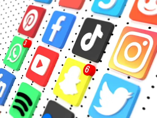 En lista med ikoner för sociala medier som Pinterest, Facebook, TikTok, Instagram, WhatsApp, YouTube, Snapchat, LinkedIn, Spotify och Twitter.