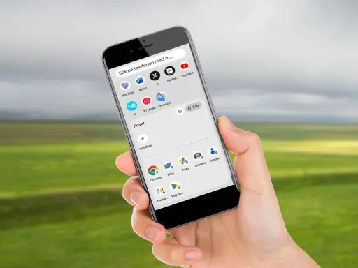 En hand håller en telefon med en öppen app-meny. Det är dags att uppdatera telefonen för att få tillgång till alla appar.