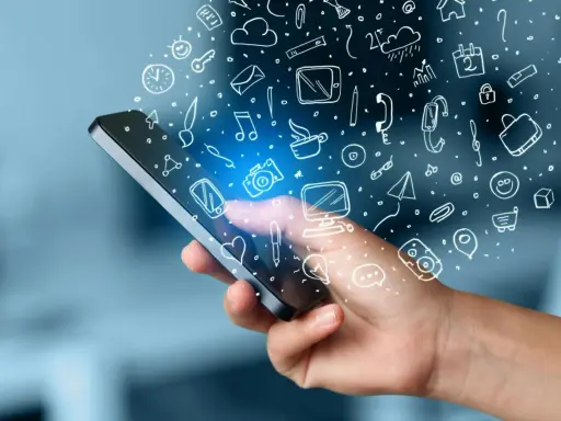 En hand håller en mobil med en mängd ikoner som svävar ut, som ett digitalt måttband i mobilen som mäter allt från väder till kommunikation.