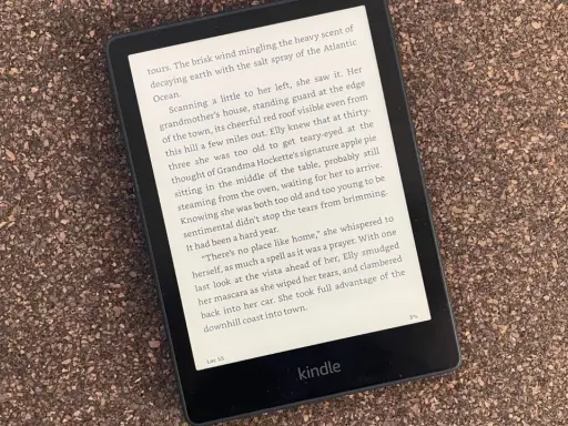 En Kindle-läsare visar en boktext om en resa. Perfekt för att njuta av Kindle Unlimited Sverige var du än är.