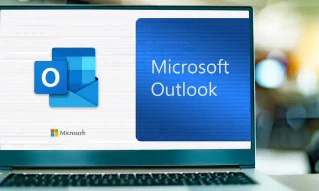En laptop visar Microsoft Outlook-logotypen och texten "Microsoft Outlook". En ny outlook för din digitala kommunikation.