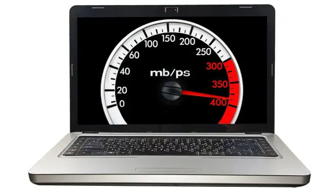 Laptop med hastighetsmätare som visar hög uppkoppling. För snabb uppstart av program i Windows 10.