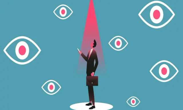 Affärsman i spotlight omgiven av ögon. En visuell representation av hur man kan ta bort spionprogram från Android.
