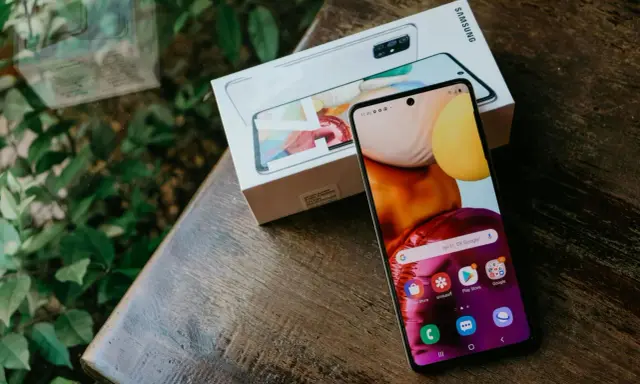 Ny Samsung-mobil med kartapp öppen, redo för att hitta vägen med gps i mobilen. Bredvid ligger kartongen.