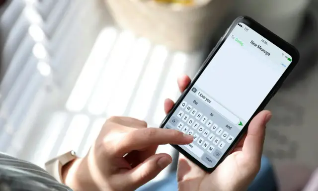 En person skriver "I love you" på mobilen. Kanske dags att återkalla sms:et?