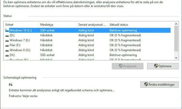 Optimera enheter-fönstret visar att din SSD-enhet behöver optimeras. Schemalagd optimering är på, med analys varje vecka.