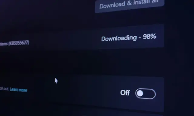 Nedladdning av Windows 11 uppdatering nästan klar, 98%.