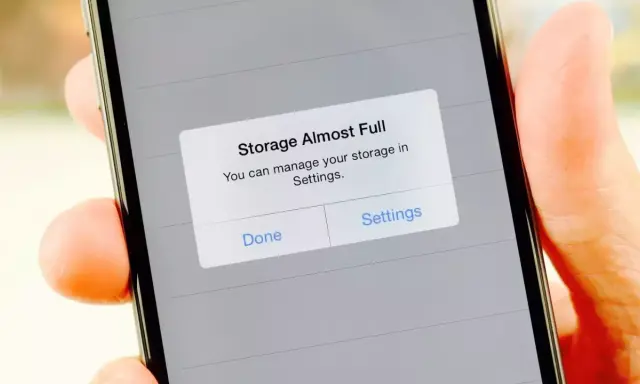 Varning på en iPhone: "Lagringsutrymme nästan fullt". Du kan hantera ditt lagringsutrymme i Inställningar.