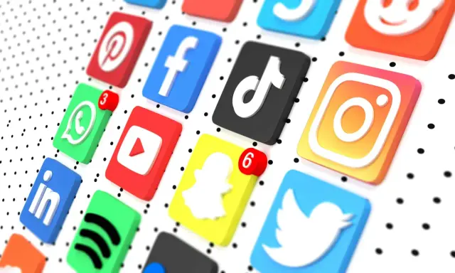 En lista med ikoner för sociala medier som Pinterest, Facebook, TikTok, Instagram, WhatsApp, YouTube, Snapchat, LinkedIn, Spotify och Twitter.