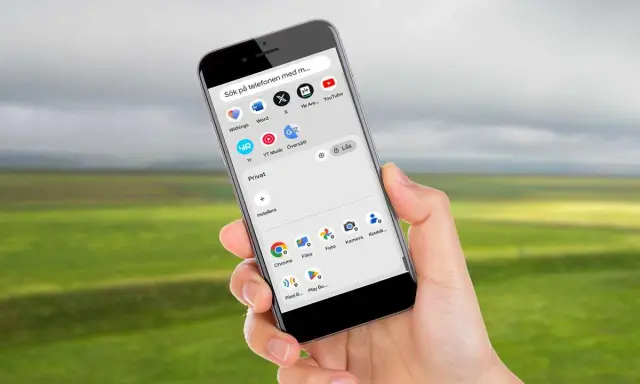 En hand håller en telefon med en öppen app-meny. Det är dags att uppdatera telefonen för att få tillgång till alla appar.