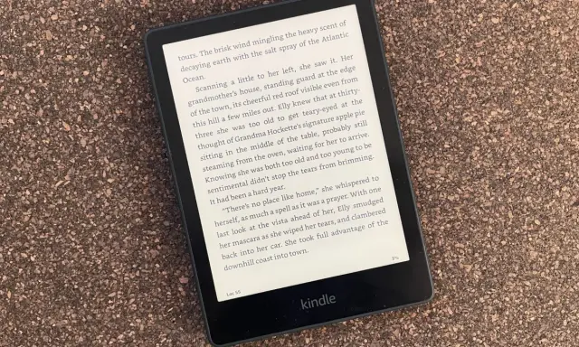En Kindle-läsare visar en boktext om en resa. Perfekt för att njuta av Kindle Unlimited Sverige var du än är.
