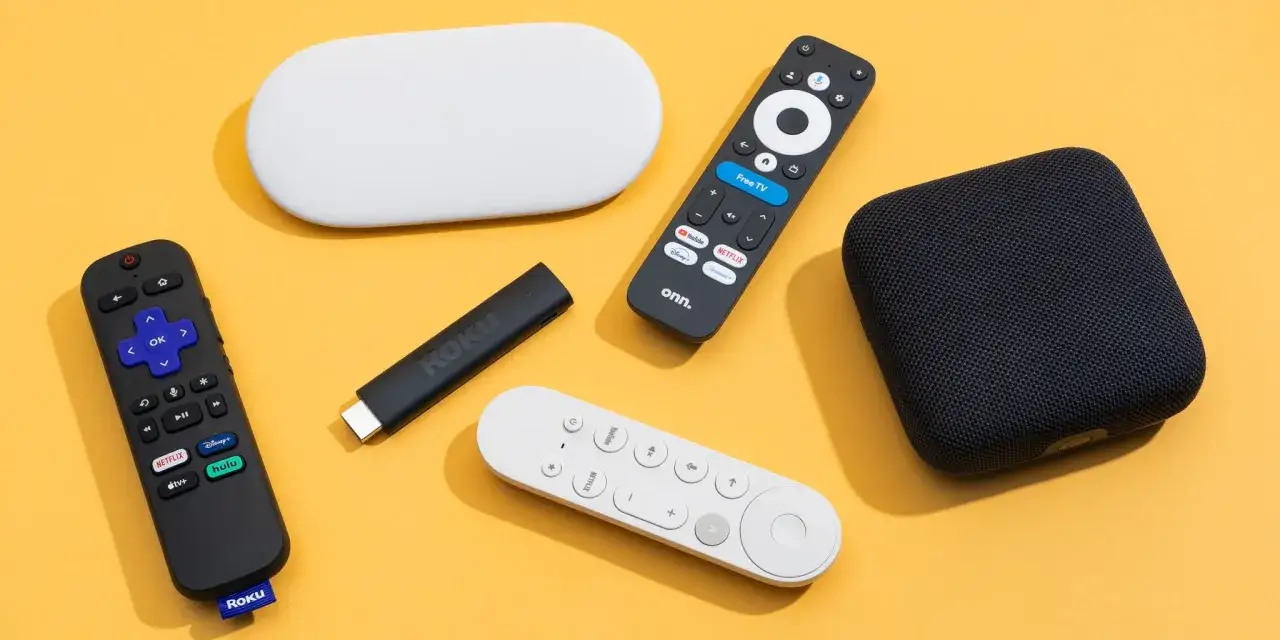 Fjärrkontroller och streamingenheter som Apple TV och Chromecast ligger utspridda på en gul bakgrund.