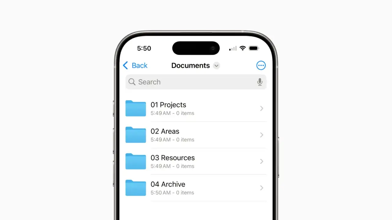 En iPhone-sk&auml;rm visar mappar i appen Filer: Projekt, Omr&aring;den, Resurser och Arkiv.