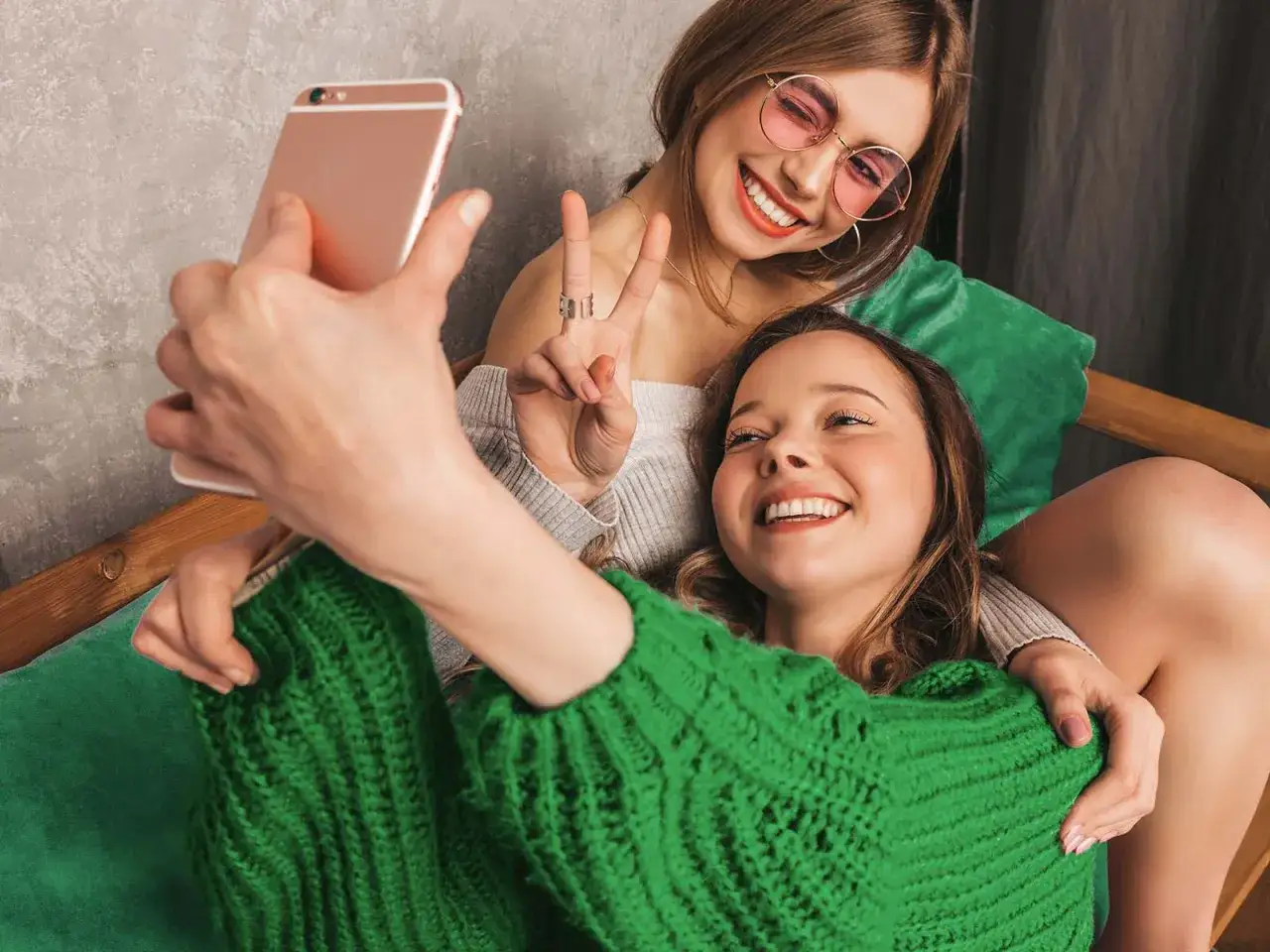 Tv&aring; glada v&auml;nner tar en selfie med en mobil. Perfekt f&ouml;r ett Telenor familjeabonnemang f&ouml;r att dela stunder.