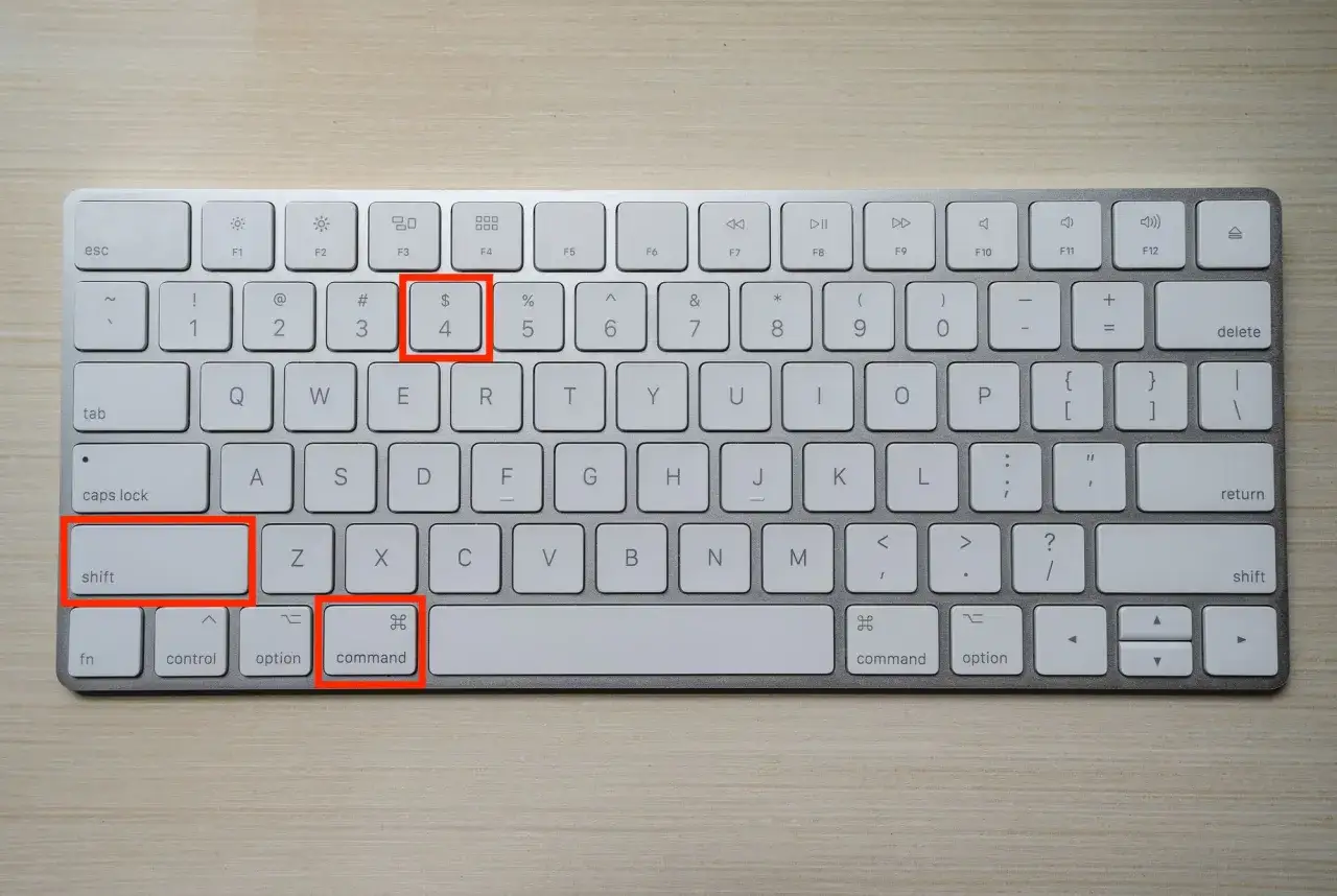 För att ta screenshot på datorn, tryck på tangenterna Shift, Command och 4 samtidigt.