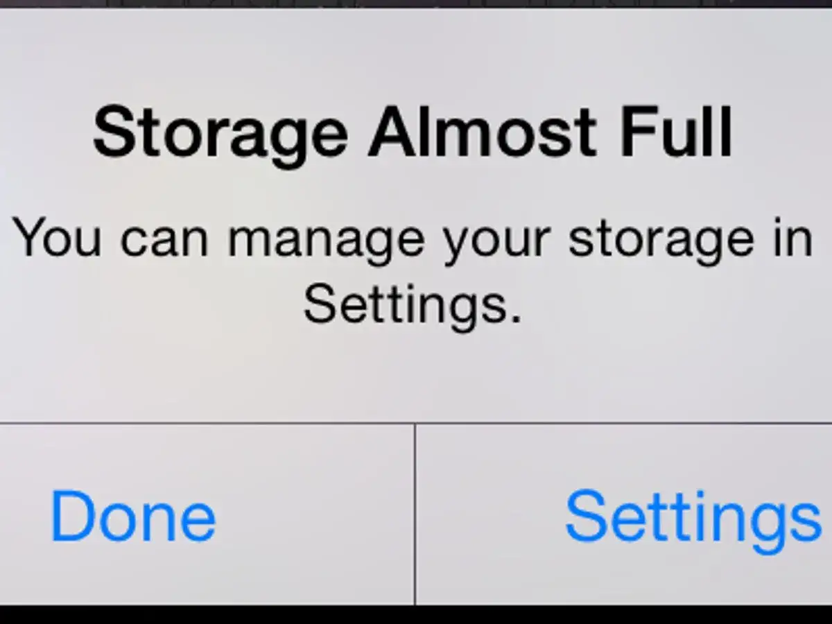 Varning: Lagringsutrymme iPhone nästan fullt. Hantera lagring i Inställningar.