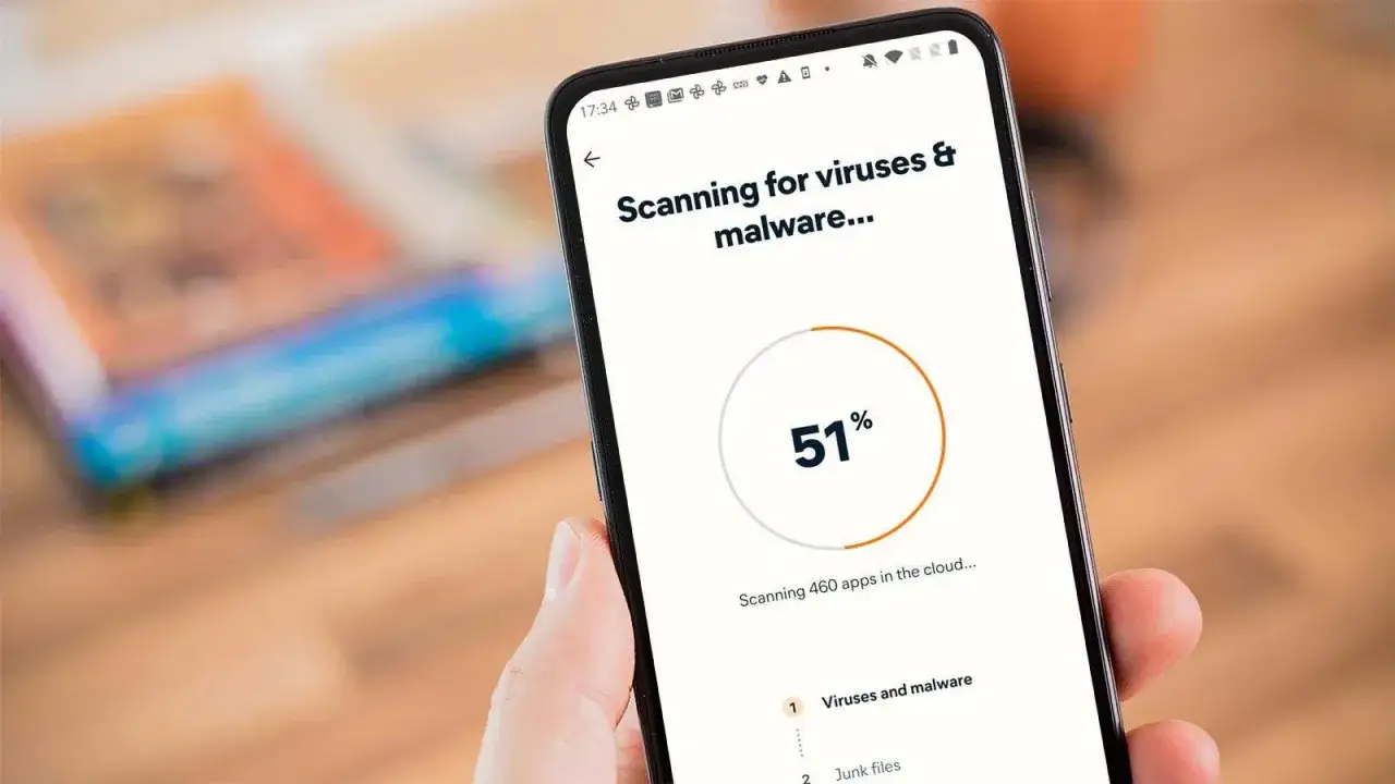 En mobiltelefon visar en viruss&ouml;kning. 