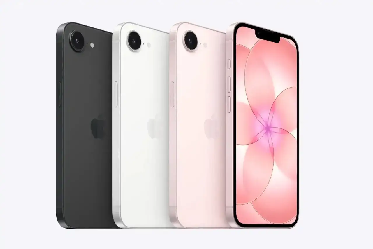 iPhone SE 4 i tre färger: svart, vit och rosa. En av telefonerna visar en rosa bakgrund med blommotiv.