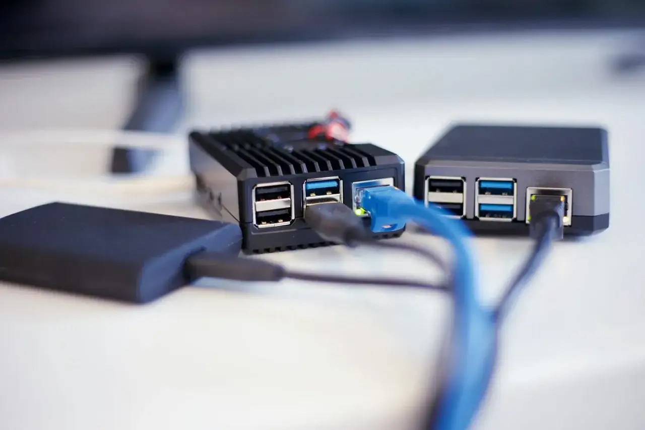 Två Raspberry Pi-enheter med nätverkskablar och en extern hårddisk anslutna. En perfekt setup för en hemmagjord raspberry pi nas.