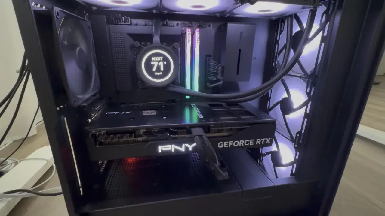 Insidan av en dator med fl&auml;ktar och grafikkort. NZXT-kylaren visar 71 grader. Datorn startar inte.