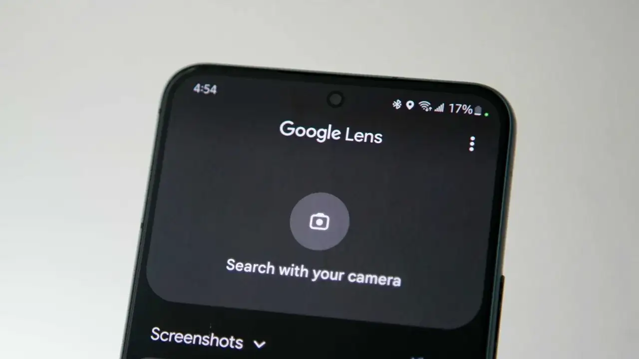 En smartphone visar Google Lens-appen, redo att översätta text med sin kamera.